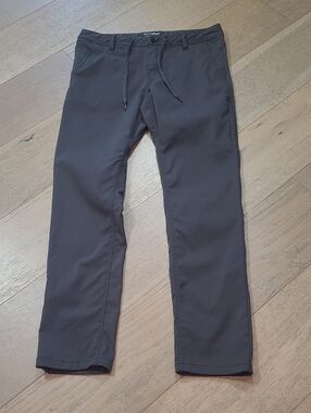 EUC 686 Everywhere Pants Men's sz 32/32* Slim Fit Black Straight Leg Pants